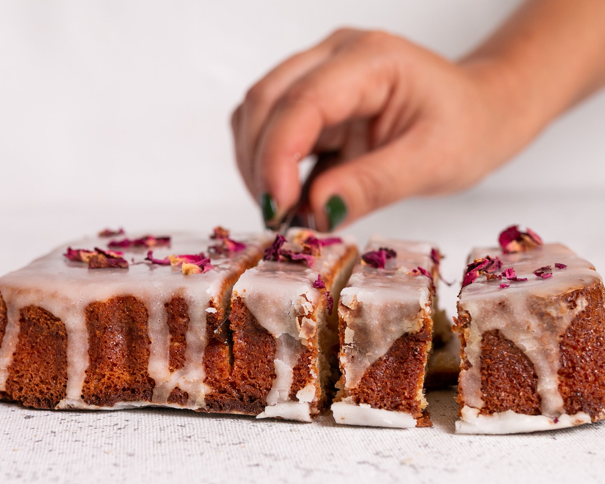 Mini budín de limón perfumado con pétalos de rosa.