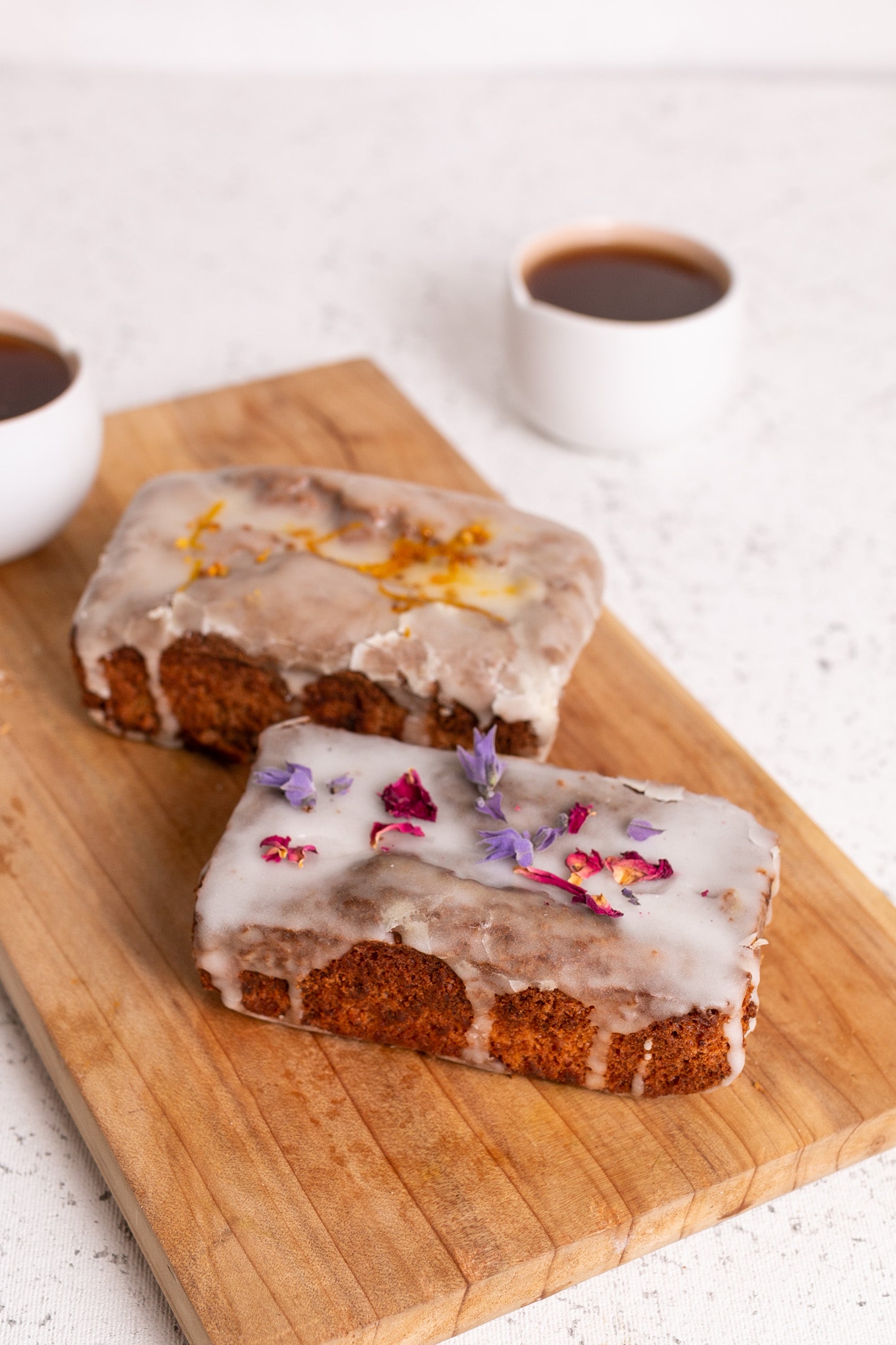 Mini budín de limón perfumado con pétalos de rosa.